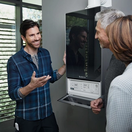 un installateur explique le fonctionnement d'une nouvelle chaudière